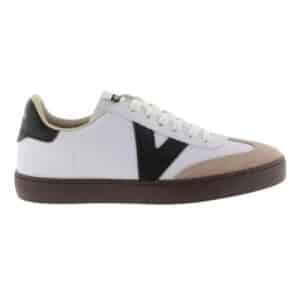 Zapatilla Victoria unisex blanca con V negra, puntera de serraje y suela marrón chocolate.