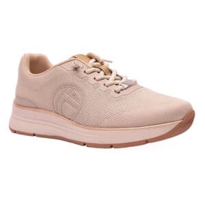 Zapatilla deportiva TREINTAS L4567 en color beige con textura de micro-rejilla, logotipo lateral circular y suela de cuña en dos tonos.