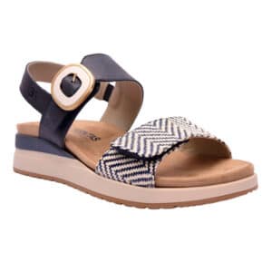 Sandalia azul Treintas 4531 con hebilla circular blanca y tira con dibujo geométrico.