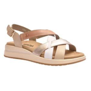 Sandalia Treintas de cuña baja con tiras cruzadas beige, blanco y plata.