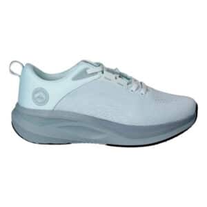 Zapatilla deportiva J'hayber Celia de color gris muy claro con suela gris oscuro y detalles de cordones blancos vista de lado.