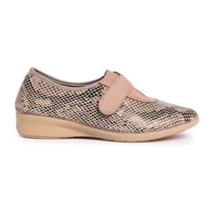 Silueta lateral de un zapato cómodo con estampado de serpiente, destacando su cierre de velcro ancho en ante y suela vulcanizada ligera.