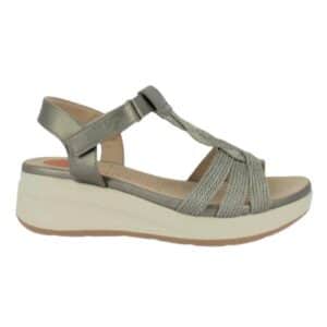 Perfil de sandalia Doctor Cutillas con cierre de velcro en el tobillo, diseño de tiras entrelazadas y plataforma ergonómica.