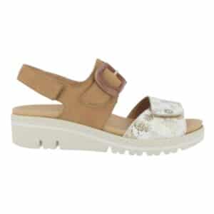 Vista lateral de una sandalia Doctor Cutillas modelo 36152 en color cuero. Se aprecia la sujeción del talón con hebilla, las tiras cruzadas en el empeine con estampado floral y brillantes, y la cuña beige claro texturizada sobre la suela de poliuretano flexible.