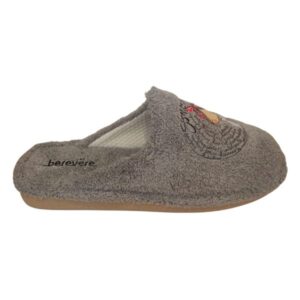 Zapatilla de casa abierta por el talón en color gris afelpado, con suela plana beige y el logo "berevere" impreso en la plantilla.